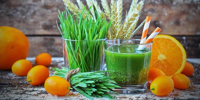 A green smoothie with wheatgrass and oranges